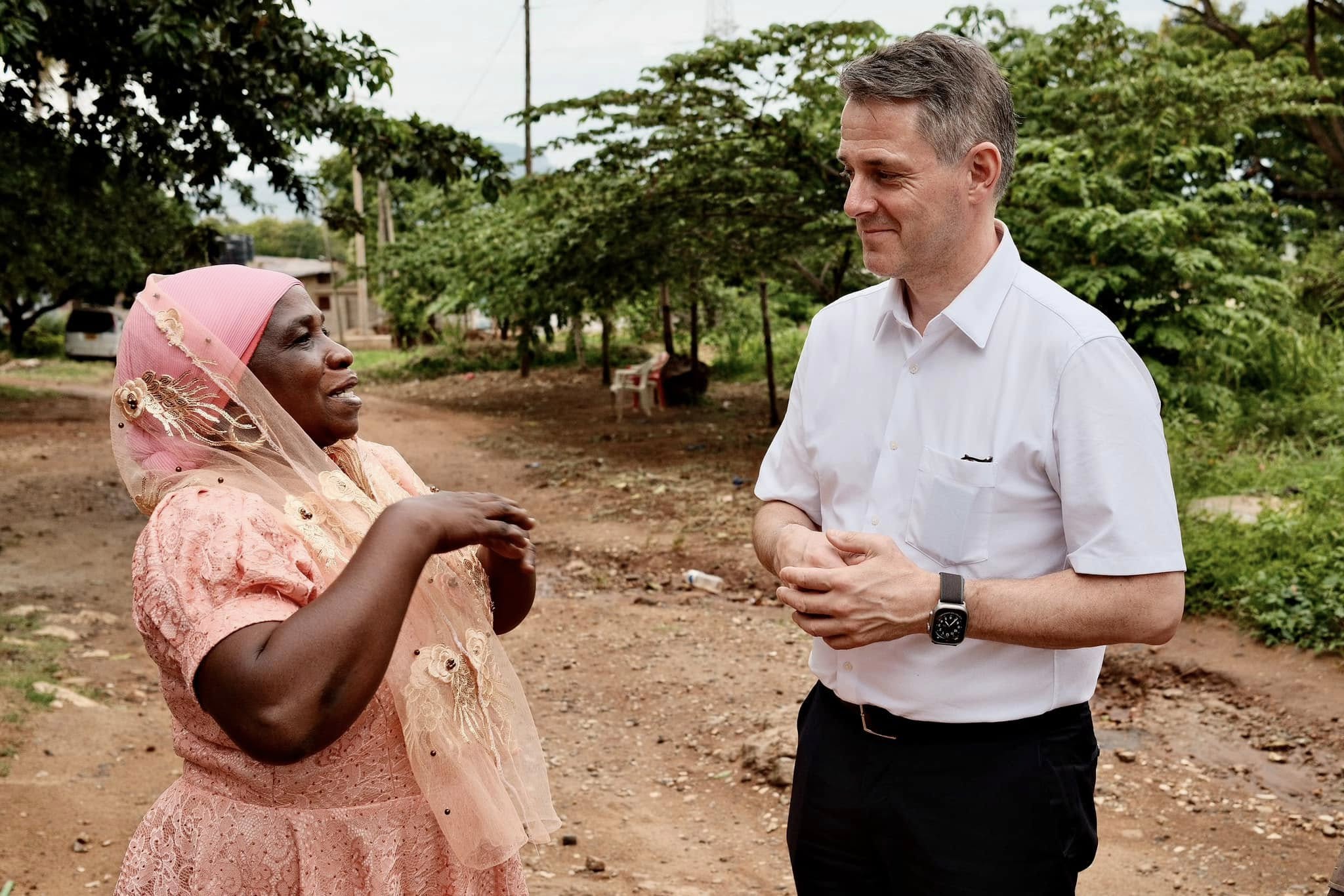 Smallholder farmer MS Athumini Iddy Mkangamo from Kilombero district speaking with NIBIO’s CEO Ivar Horneland Kristensen at SRI Tanzania’s annual meeting which took place in Morogoro on January 13th 2025. Photo: Ragnar Våga Pedersen